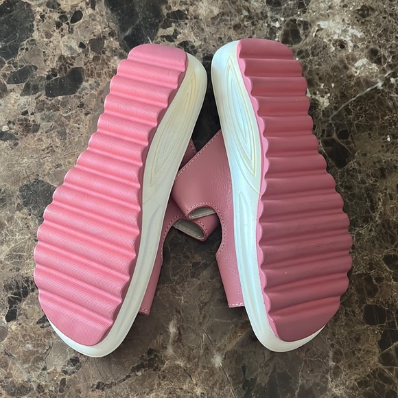Pink comfortable slides - Picture 2 of 2